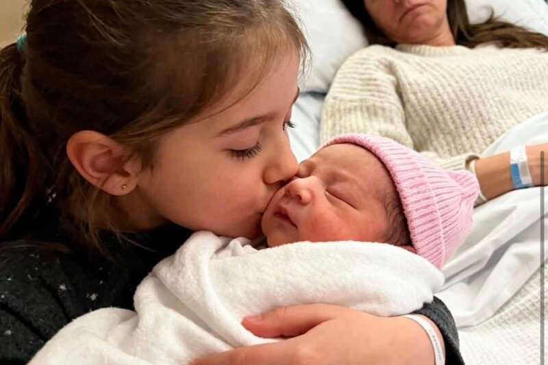 „Jetzt muss ich nicht mehr mit ihnen allein sein“, flüsterte meine Fünfjährige, während sie ihre neugeborene Schwester hielt – Dieser eine Satz enthüllte die Wahrheit über meine Ehe und veranlasste mich zu gehen, um meine Töchter zu beschützen