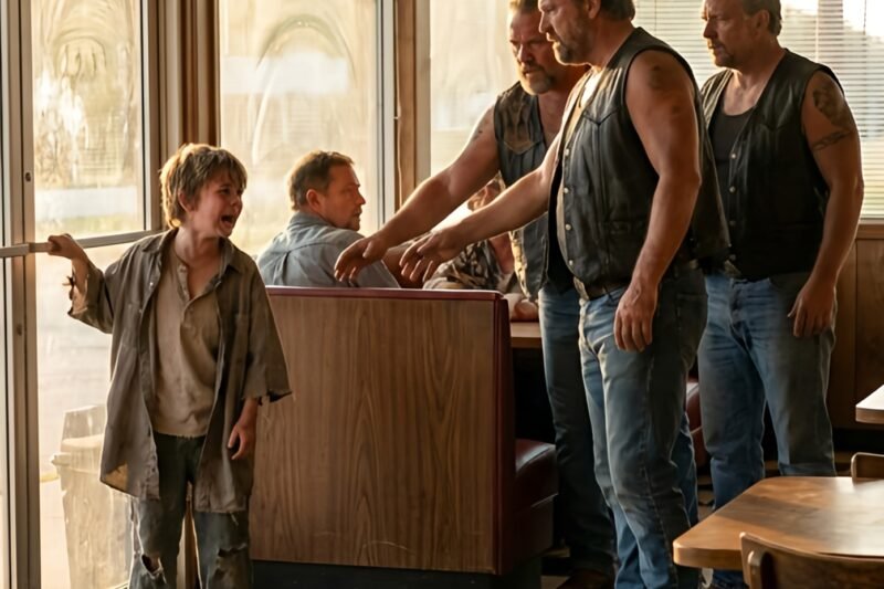 Ein verängstigter kleiner Junge rannte auf eine Gruppe Motorradfahrer zu, Tränen strömten ihm über die Wangen, während er schrie, dass jemand seiner Mutter wehtat – ein verzweifelter Hilferuf, der sofort ihre Aufmerksamkeit erregte und eine Kette von Ereignissen auslöste, mit der niemand gerechnet hatte.