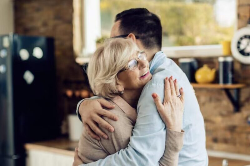 Junger Mann verliert Jobchance, weil er einer älteren Frau helfen will… ohne zu wissen, dass sie die Mutter des Geschäftsführers war.