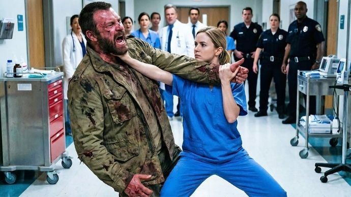 Der über zwei Meter große Riese stürmte die Notaufnahme – doch die unerfahrene Krankenschwester brachte ihn sofort zu Fall.