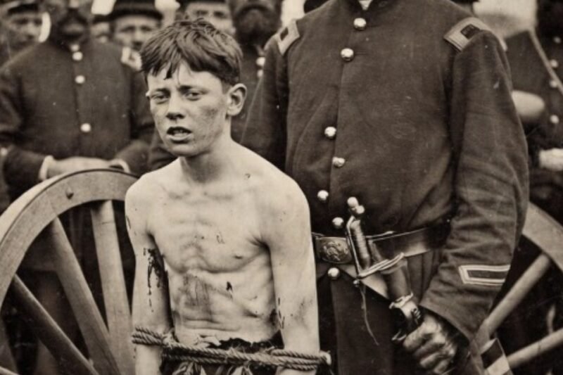 Am 23.Mai 1863 wurde der zwölfjährige William Fletcher in einem Lager der Unionsarmee irgendwo in Virginia zum v!ct!m eines Systems, das Kinder zuerst als Soldaten und Menschen an zweiter Stelle sah