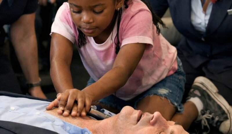 Niemand bemerkte das arme kleine Mädchen im Flugzeug… bis sie einen Milliardär rettete und sein Flüstern alles veränderte.