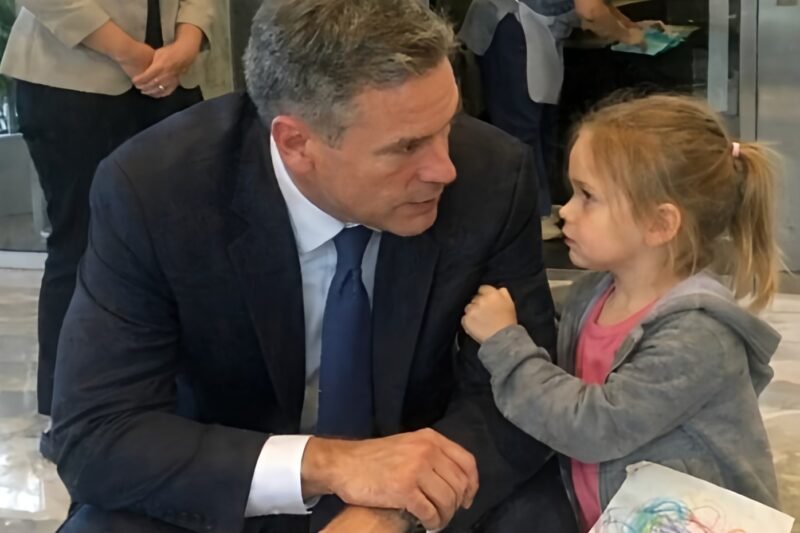 Mitten in der eleganten Lobby wurde der CEO von einem vierjährigen Mädchen beiseitegenommen. „Meine Mama putzt hier, aber sie weint jeden Abend“, flüsterte sie. Als er ihr nach oben folgte, um sich selbst ein Bild zu machen, veränderte die Entscheidung, die er in diesem Moment traf, das gesamte Unternehmen für immer.