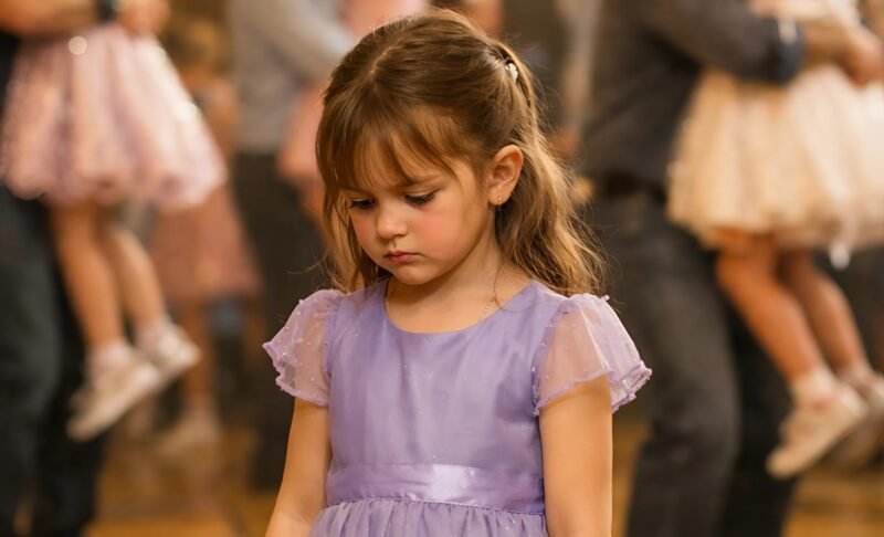 Kollegen lachten über ein 7-jähriges Mädchen, weil ihr Vater nicht zum Vater-Tochter-Abend erschienen war … doch dann geschah etwas, das niemand je vergessen wird 😢💔