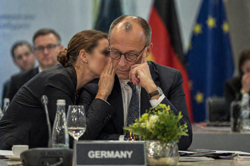 Neue Aufnahmen aus einem internationalen Treffen sorgen derzeit für Aufsehen und werfen Fragen über das Geschehen hinter den Kulissen auf.