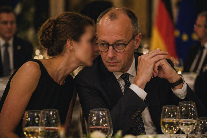 Neue Bilder sorgen für Aufsehen und werfen erneut Fragen über das Verhalten hochrangiger Persönlichkeiten hinter verschlossenen Türen auf.