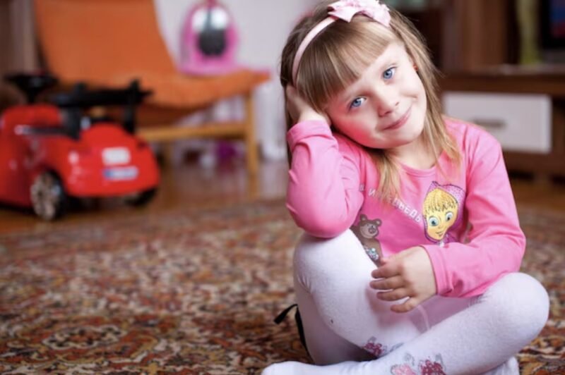 Zum achten Geburtstag meiner Tochter schenkten meine Eltern ihr ein rosa Kleid. Zuerst freute sie sich, dann erstarrte sie. „Was ist das, Mama?“, fragte sie. Ich sah genauer hin, und meine Hände begannen zu zittern. Ich weinte nicht.