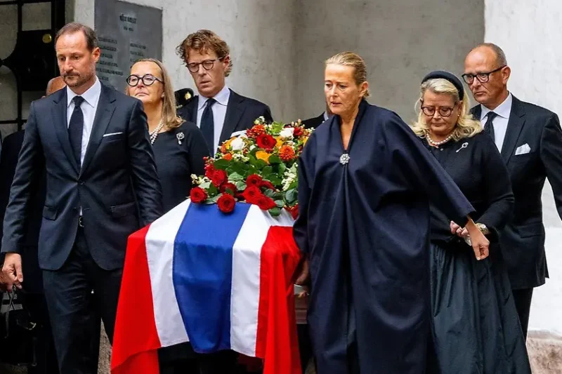 Emotionaler Moment: König Haakon trägt Sarg von Prinzessin Astrid