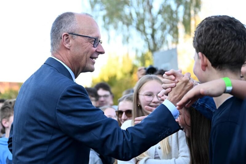 Kanzler flog fast durchs Abitur! Merz besucht Schule, an der er berüchtigt war | Politik | BILD.de